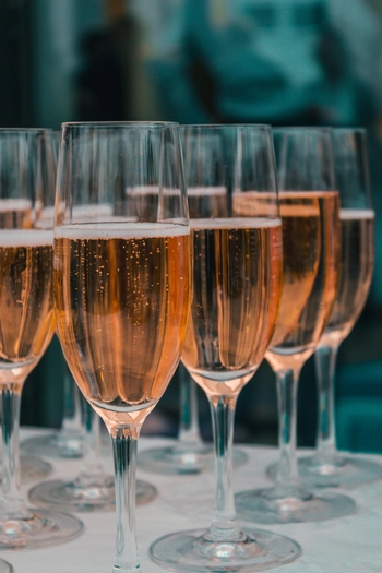 Sparkling wine with ruby chocolate