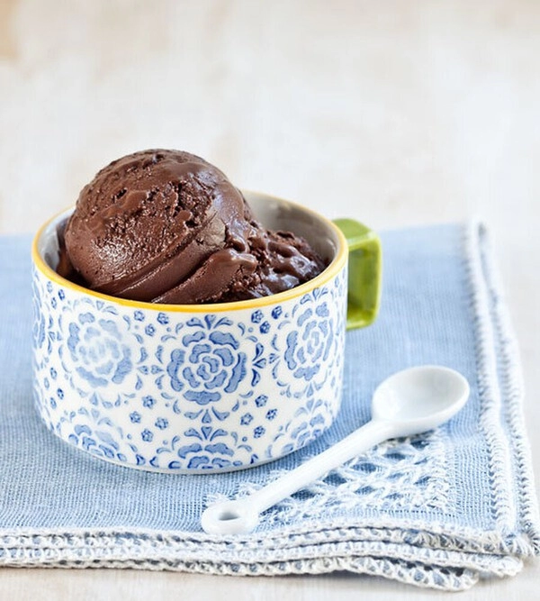 chocolate ice cream with chocolate crust