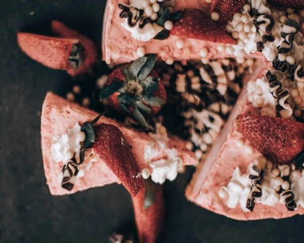 simple cheesecake with strawberries