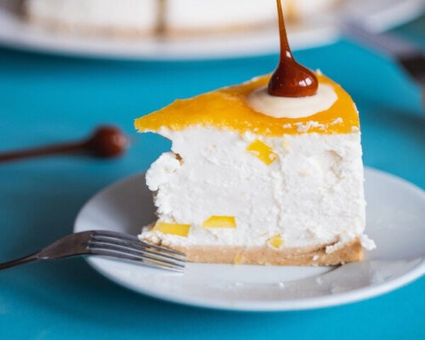 no-bake white chocolate cheesecake with passion fruit