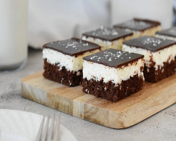 chocolate squares with coconut and sour cream
