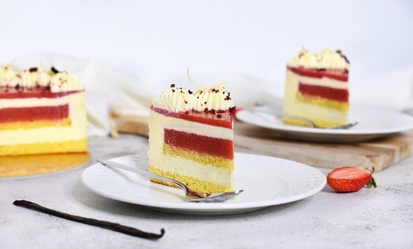 vanilla cake with strawberries