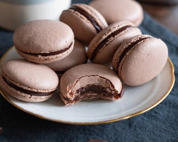 macarons with bam chocolate-hazelnut spread