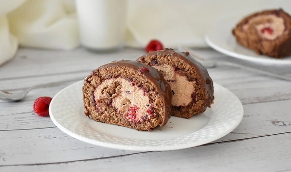 chocolate roulade with raspberries