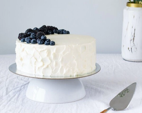 cake decoration: swiss buttercream