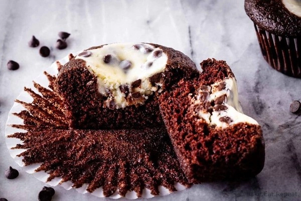 chocolate cupcakes with cheesecake filling