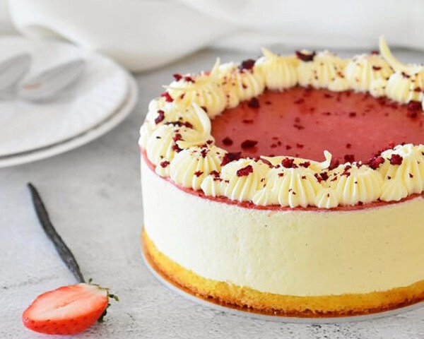 vanilla strawberry cake