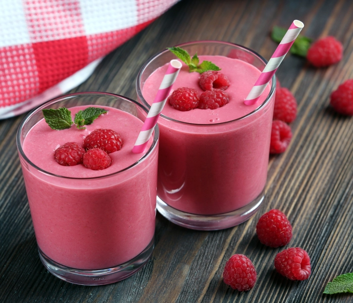 raspberry smoothie with jam and no added sugar: a refreshing drink for an energetic start to the day