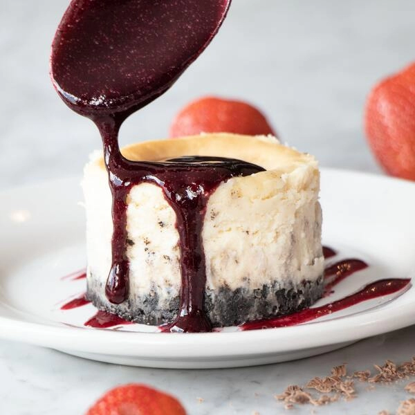 cheesecake with walnuts and cranberries