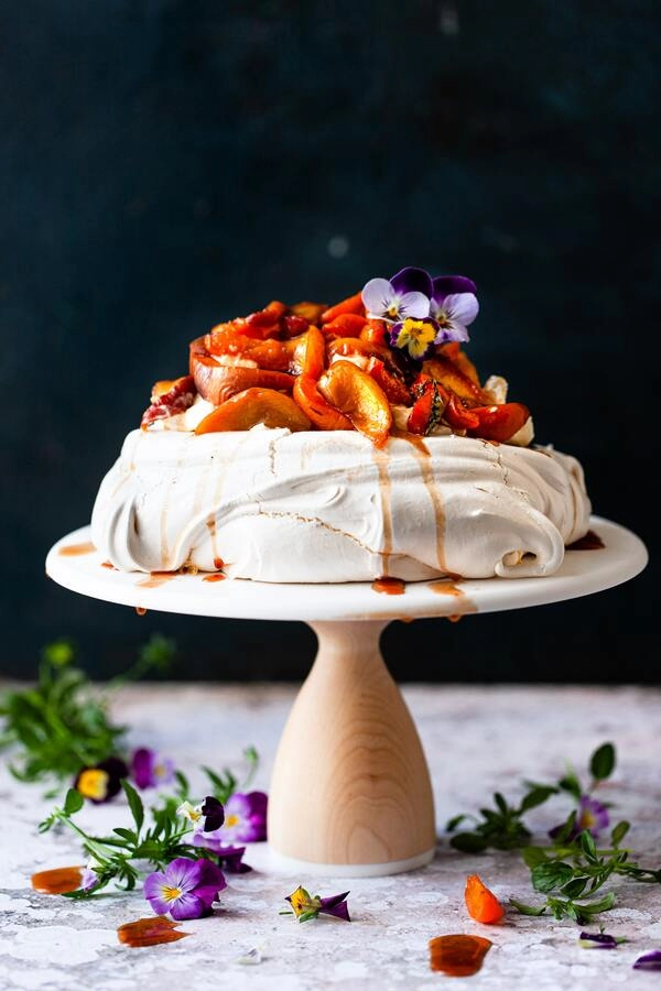 pavlova cake with winter fruits