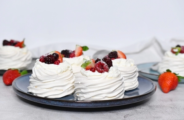 mini pavlova cakes