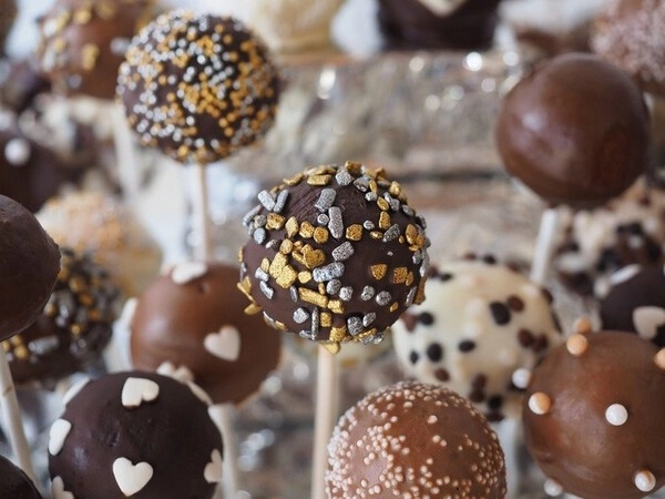 mini chocolate cakes on a stick - chocolate lollipops