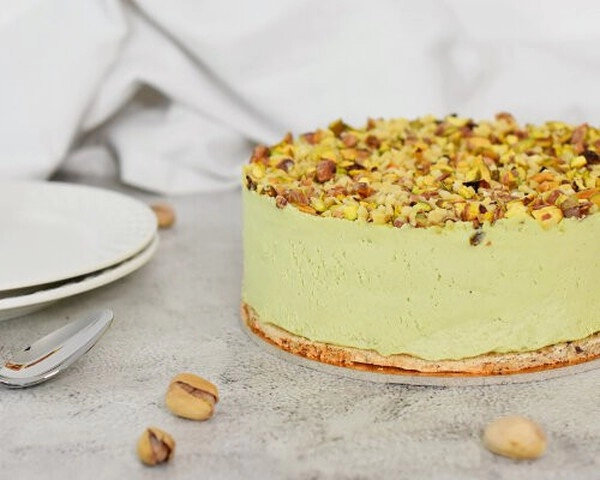 white chocolate cake with raspberries and pistachios