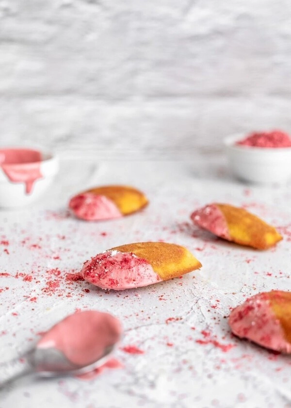 madeleines with almonds and ruby chocolate