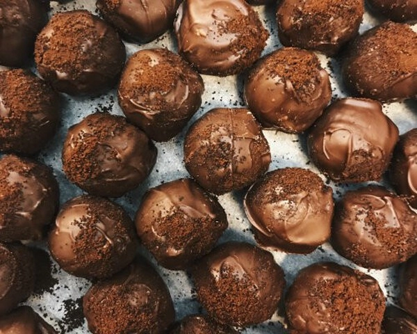 chocolate balls with mascarpone filling